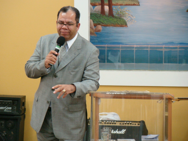 DSC00895.JPG - Pr. Josué ministrando