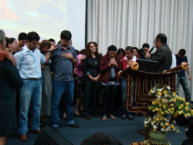 DSC02091.JPG - Pr. Josué Gonçalves orando para pessoas