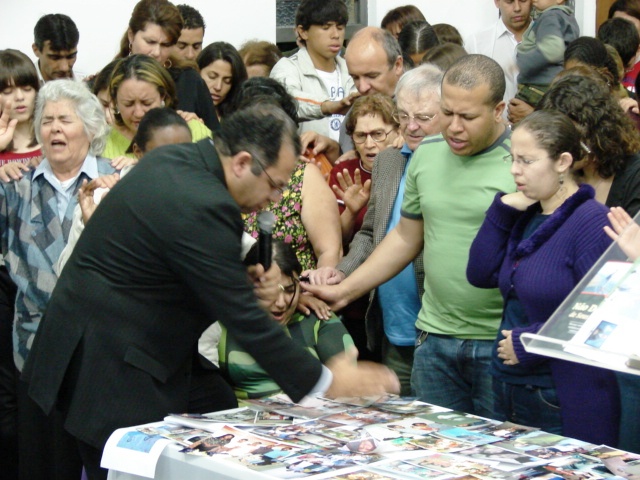 DSC07218.JPG - Pr. Josué orando pelas fotos da familia